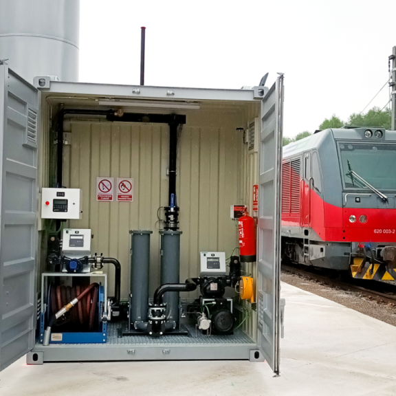 Contenedor para almacenaje y suministro de carburante a ferrocarriles